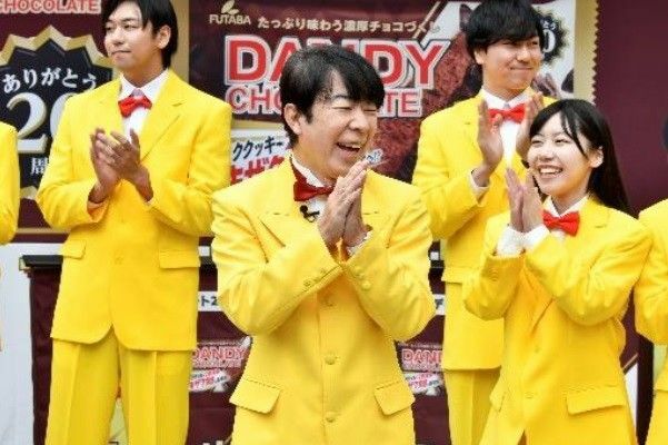 ダンディーチョコレート20周年記念イベントに登場したダンディ坂野さん（中央）＝５日、都内（フタバ食品提供）