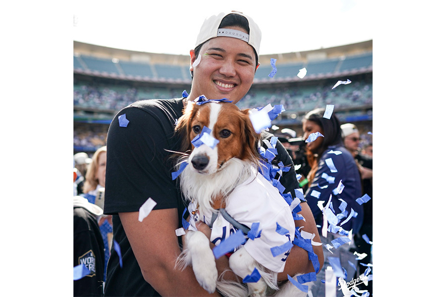 愛犬のデコピンを抱え笑顔を見せるドジャース・大谷翔平【写真提供：ドジャース】