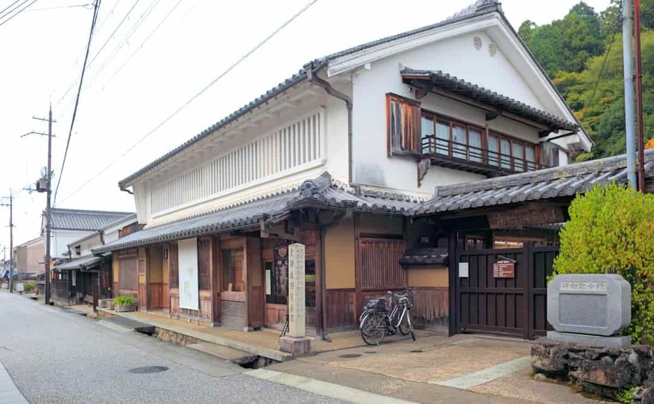 写真：旧街道沿いの森野吉野葛本舗の店構え