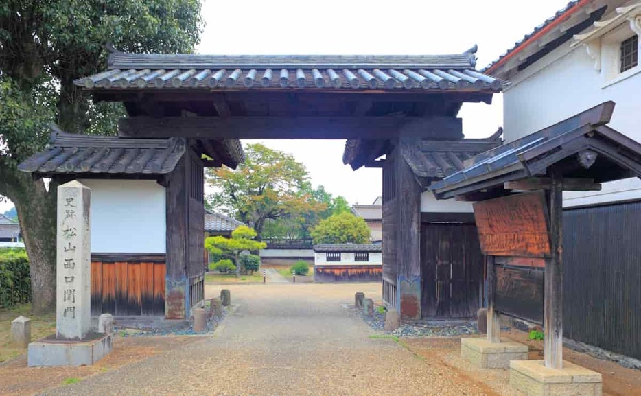 写真：城下町の歴史を伝える松山西口関門。国の史跡に指定され、地元では「黒門」と呼ばれている