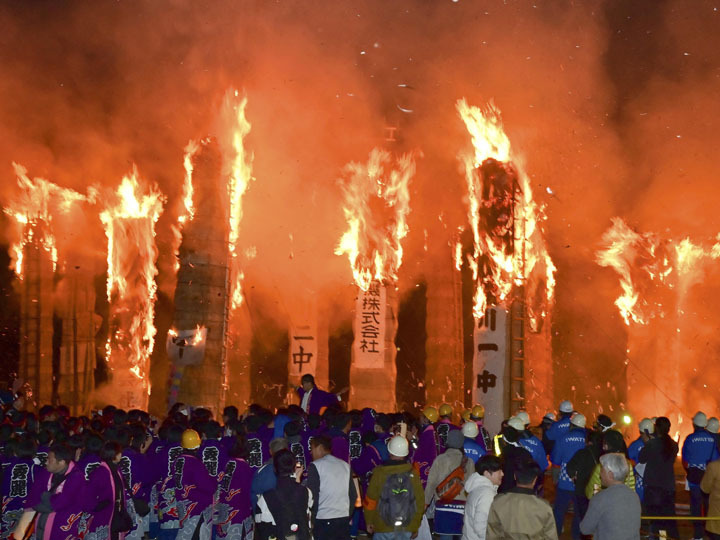 夜空を焦がした「松明あかし」＝9日午後7時ごろ、須賀川市