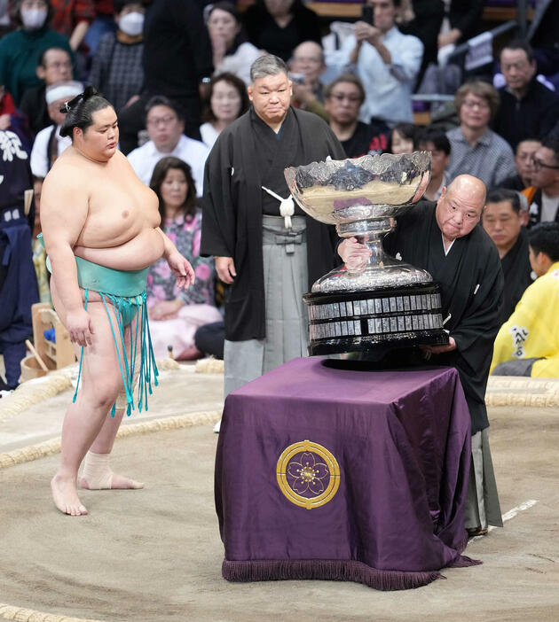 八角理事長（右）は琴桜に代理で授与するため内閣総理大臣杯を自ら持ち上げる（撮影・小沢裕）