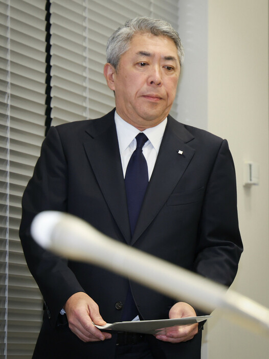 元社員のインサイダー取引疑惑で記者会見に臨む三井住友信託銀行の大山一也社長＝１日午後、東京都千代田区