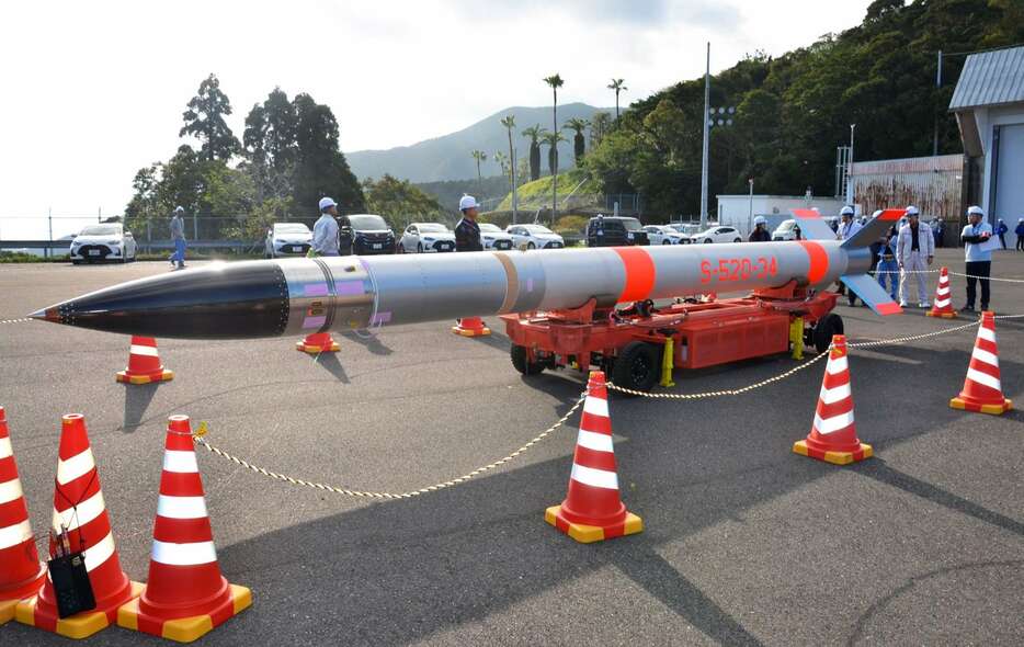 公開された観測ロケット「Ｓ５２０－３４号機」＝１１日、肝付町の内之浦宇宙空間観測所