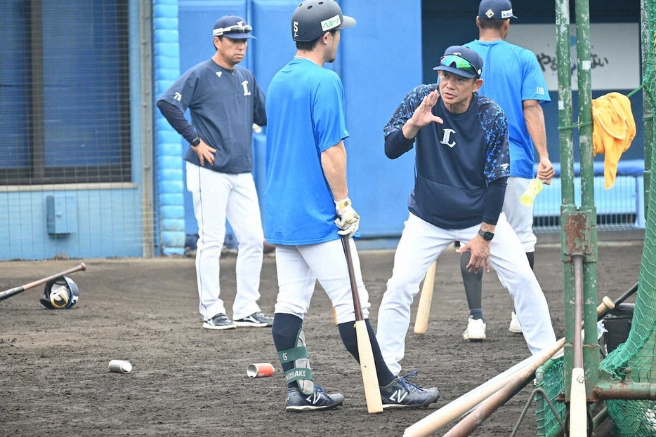 外崎に打撃指導する仁志敏久野手チーフ兼打撃コーチ（右）