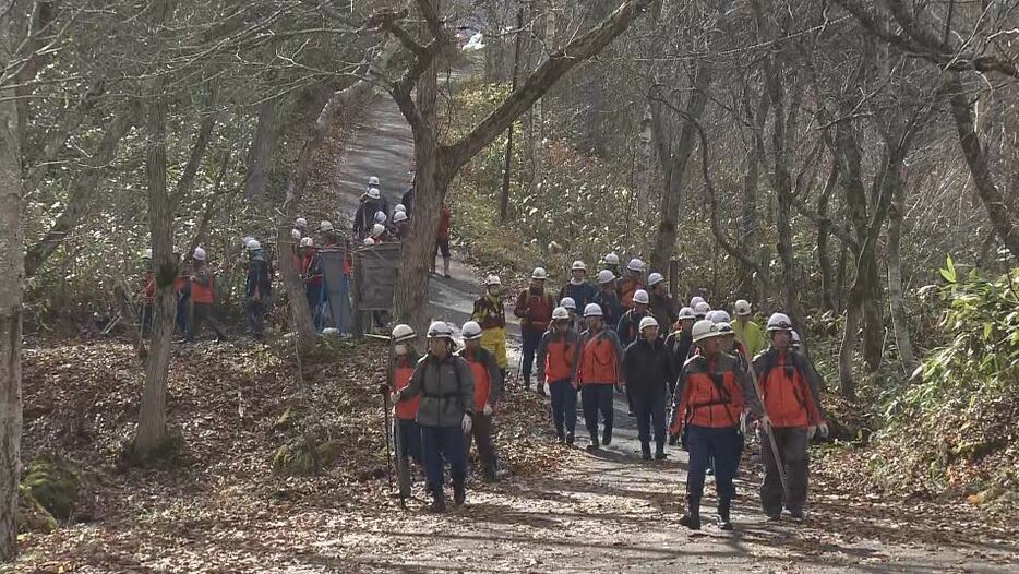 警察と消防など約100人態勢で捜索（長野県山ノ内町）