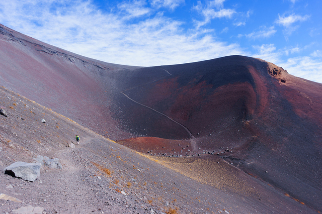 宝永噴火口と、その側を通る登山道　photo by gettyimages