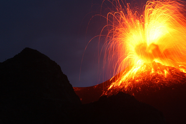 ストロンボリ火山の噴火　photo by gettyimages