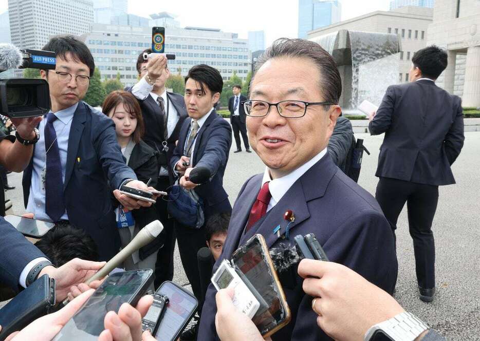 報道陣の取材に応じる世耕弘成衆院議員＝11日午前、国会（安元雄太撮影）