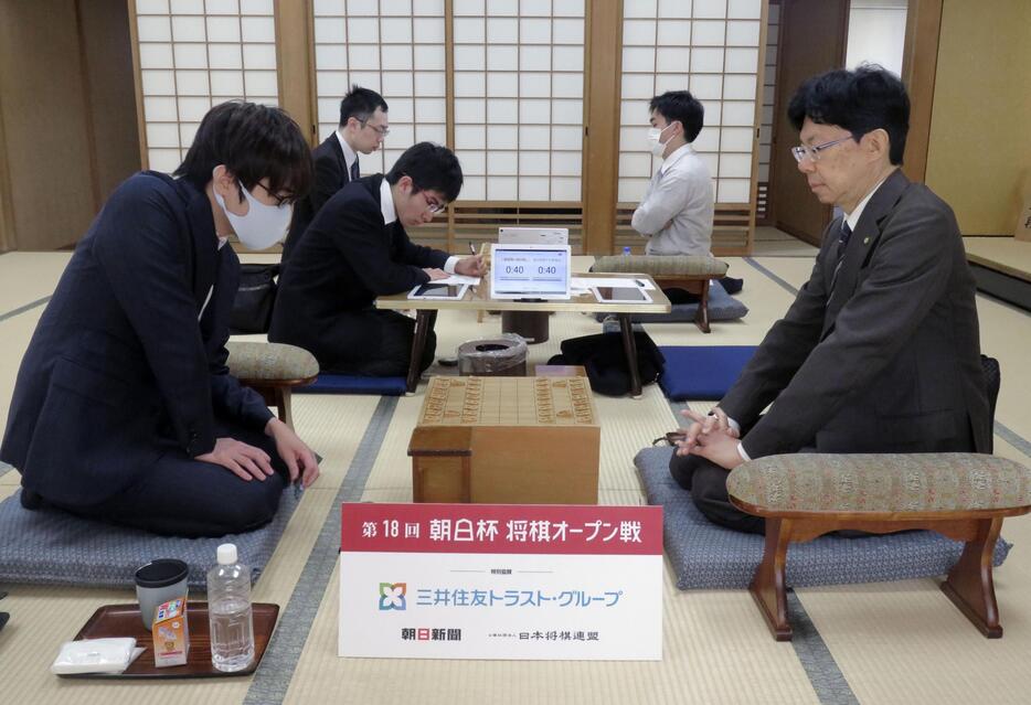 移転する関西将棋会館での最後の公式戦に臨む谷川浩司17世名人（右）ら＝28日午前、大阪市（日本将棋連盟提供）