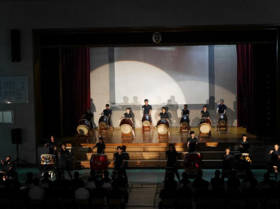 和太鼓（ゆんぬ太鼓）を披露する生徒ら