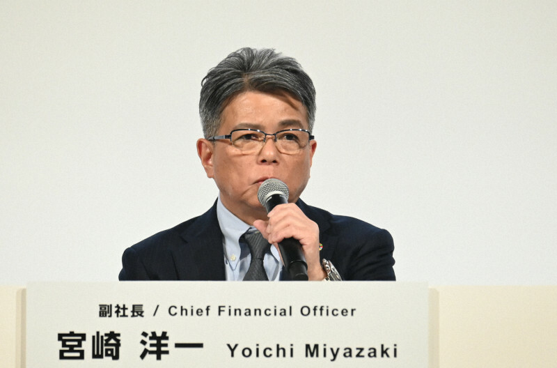 記者会見で質問に答えるトヨタ自動車の宮崎洋一副社長＝東京都渋谷区で、2024年11月6日午後2時25分、秋丸生帆撮影