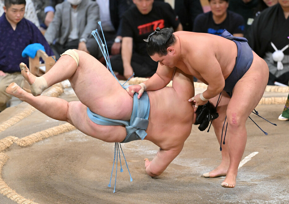 大相撲九州場所８日目。豊昇龍（右）は上手投げで欧勝馬を下す＝１７日、福岡国際センター