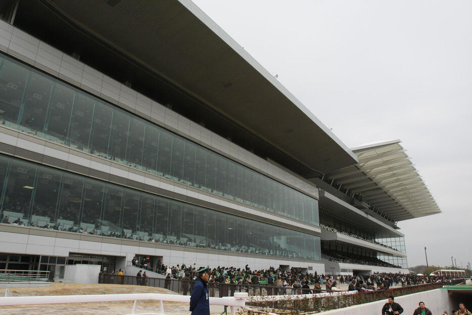 中京競馬場スタンド（2012年撮影）