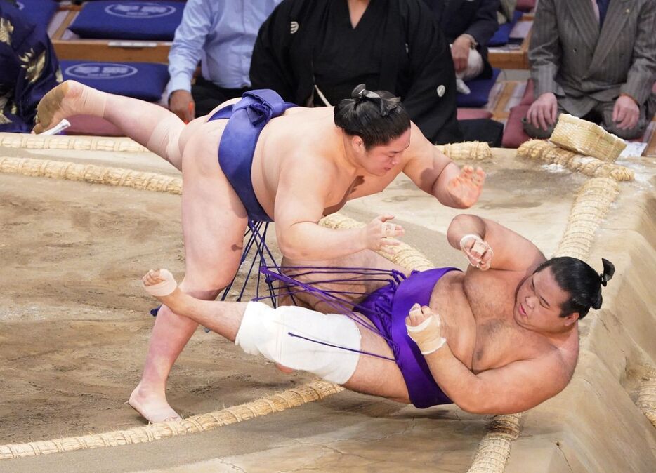 生田目（下）を寄り倒しで破る藤青雲（撮影・西田忠信）