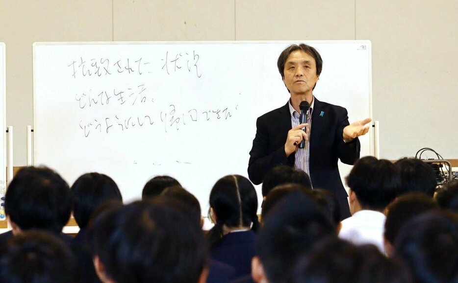 拉致の経緯や解決に向けての思いを語る蓮池薫さん＝１０月３０日、新潟市北区木崎