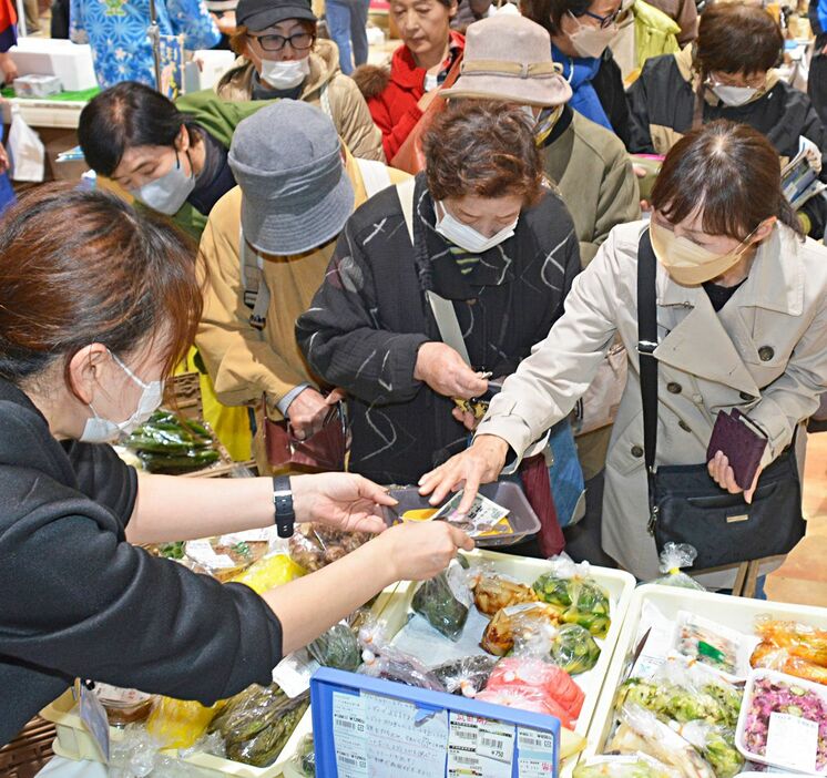 買い物客でにぎわうフェア会場＝2023年11月