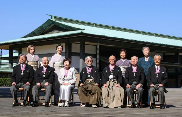 文化勲章の親授式を終え、記念写真に納まる（左から）廣川信隆さん、廣川育子さん、田渕俊夫さん、田渕佳子さん、中西準子さん、高橋睦郎さん、ちばてつやさん、千葉幸子さん、堤剛さん、堤春恵さん、江頭憲治郎さん=2024年11月3日午前11時15分、皇居・宮殿東庭、井手さゆり撮影