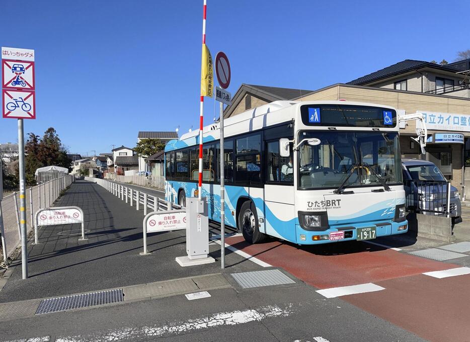 茨城交通が茨城県日立市で運行する「ひたちBRT」＝2月（同市提供）