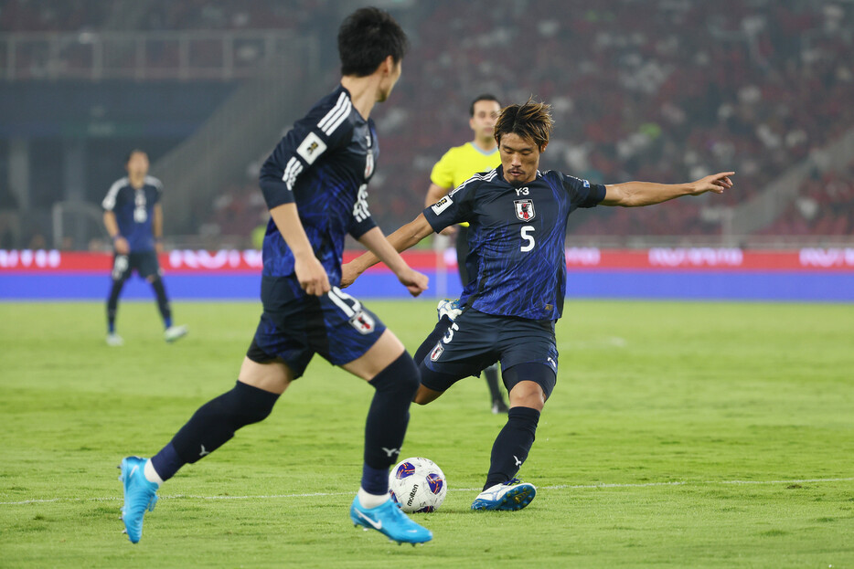 サッカーＷ杯予選。インドネシア戦の後半、ゴールを決める守田（右）＝１５日、ジャカルタ