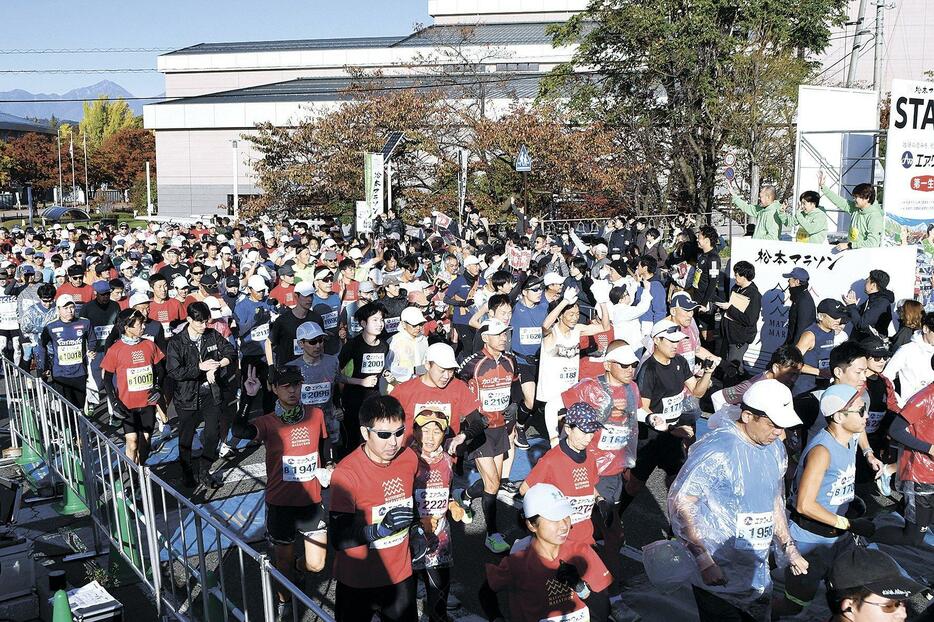 スタート地点のエア・ウォーターアリーナ松本を勢いよく飛び出すランナー