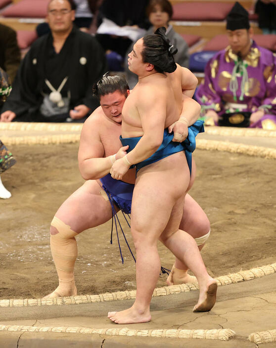 寄り切りで琴栄峰を破る欧勝海（撮影・梅根麻紀）