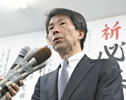 敗戦の弁を述べる大塚耕平氏（２４日午後８時９分、名古屋市東区で）