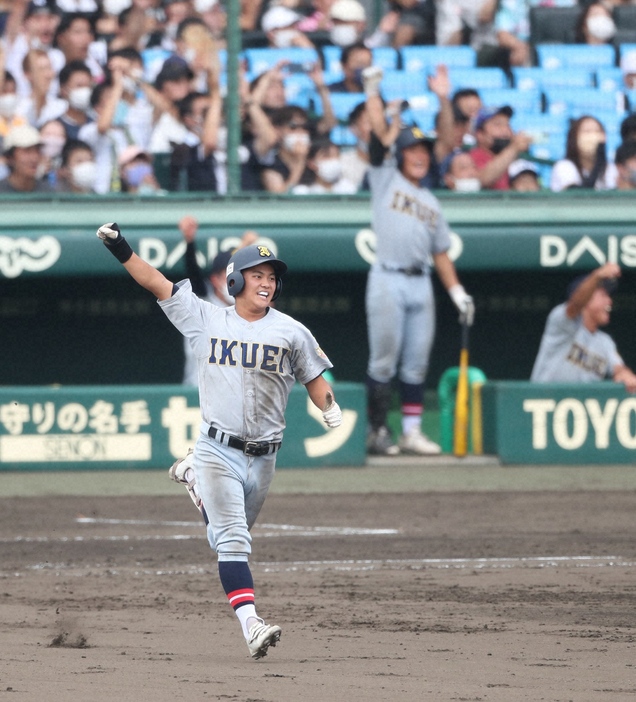 2022年夏の甲子園決勝・下関国際戦の７回に満塁弾を放ち東北に深紅の優勝旗をもたらした仙台育英・岩崎生弥