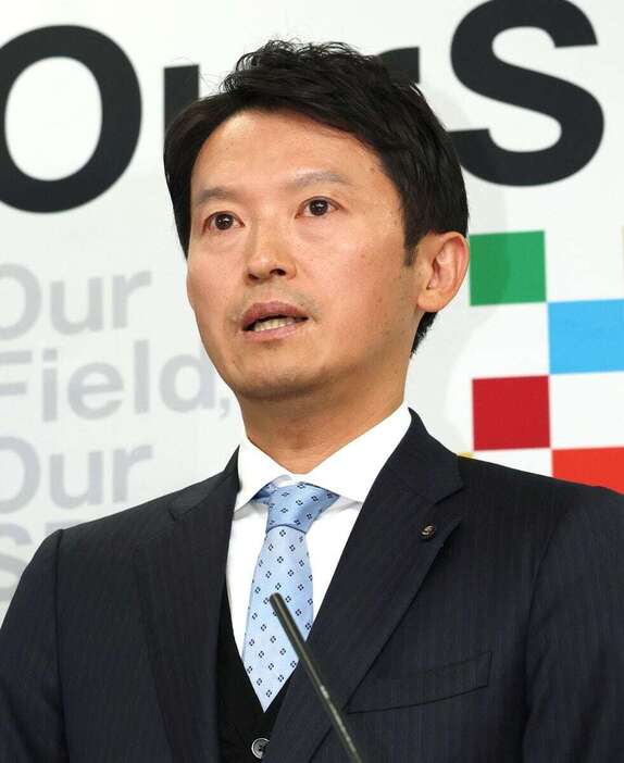 記者会見で違法性を重ねて否定した斎藤知事＝27日、神戸市