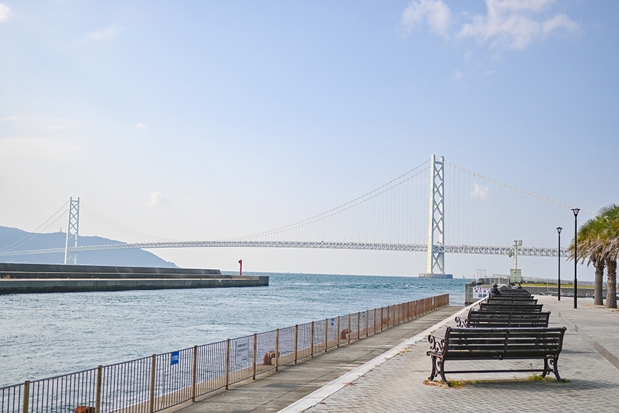 ゆったりと瀬戸内海と明石海峡大橋をベンチで眺められる休憩スポット