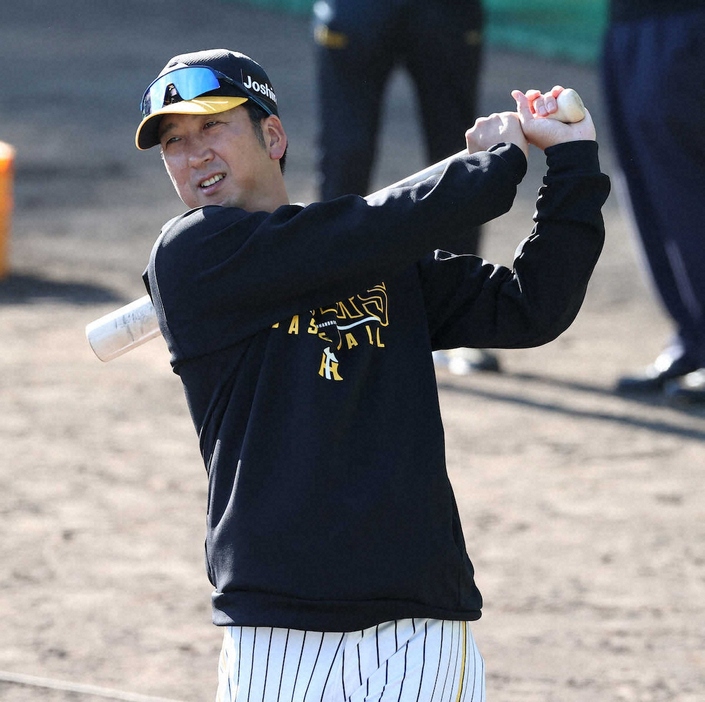 ＜阪神秋季キャンプ＞　スイングする藤川監督（撮影・須田　麻祐子）