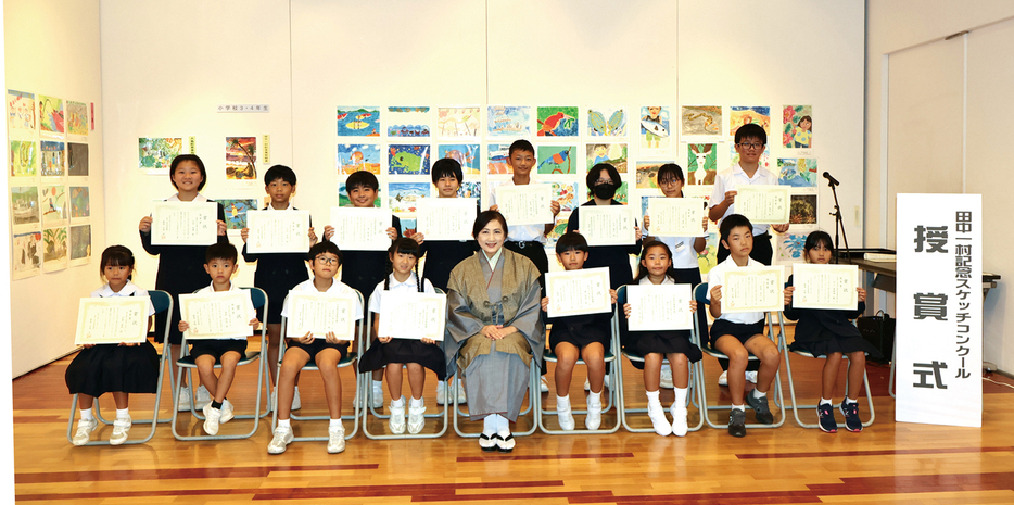 第14回田中一村記念スケッチコンクールの授賞式に出席した入賞者ら（提供写真）