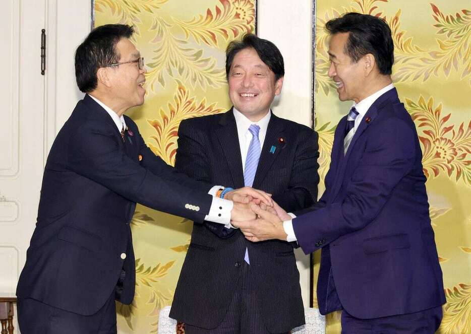 総合経済対策の合意書交換を終え握手する（左から）国民民主党の浜口誠政調会長、自民党の小野寺五典政調会長、公明党の岡本三成政調会長＝20日午後、国会内（春名中撮影）