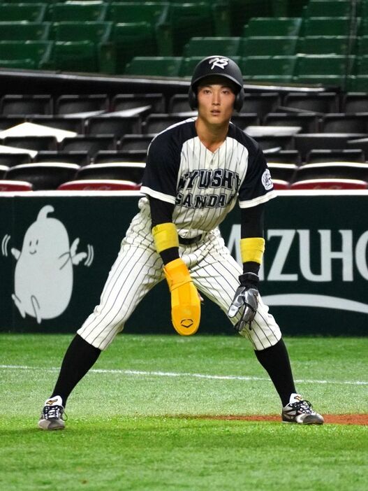 四球で出塁して盗塁を狙う九産大の浦田俊輔