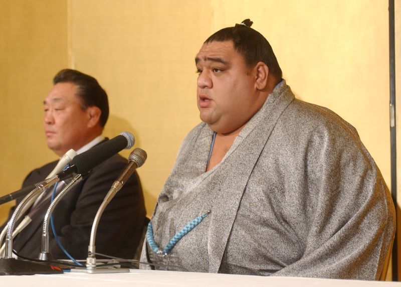 平成15年九州場所８日目、横綱武蔵丸は師匠の先代武蔵川親方（元横綱三重ノ海）とともに引退会見に臨んだ