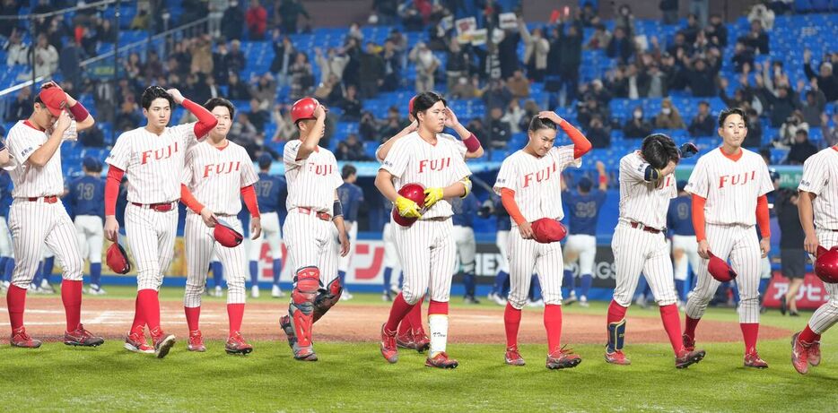 試合に敗れ引き揚げる富士大ナイン