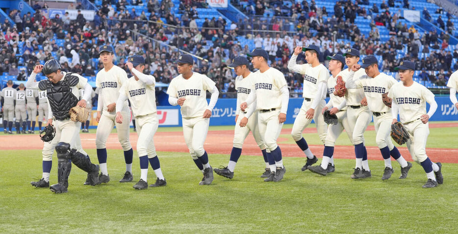 試合に勝利し引き揚げる広島商ナイン（カメラ・岡野　将大）