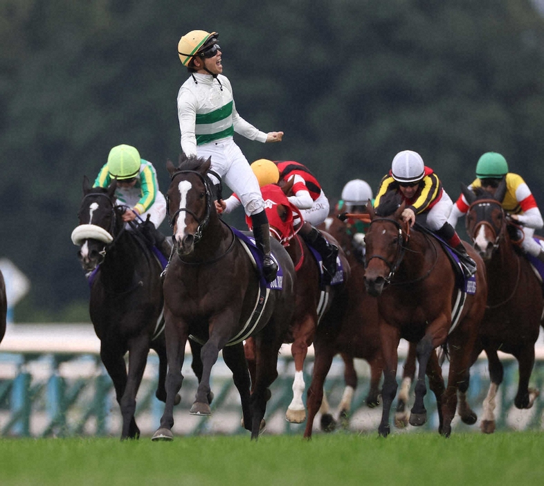 ＜京都11R・マイルCS＞G1初勝利を飾ったソウルラッシュとド派手なガッツポーズを決める団野騎手（撮影・亀井　直樹）