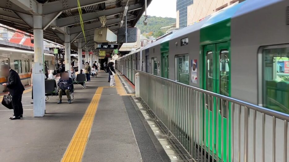 近鉄と大阪メトロの車両がホームに入線している、近鉄けいはんな線の生駒駅