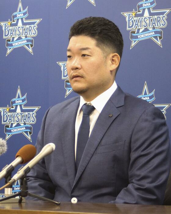 契約更改を終えて記者会見するDeNA・筒香＝20日、横浜市内の球団事務所