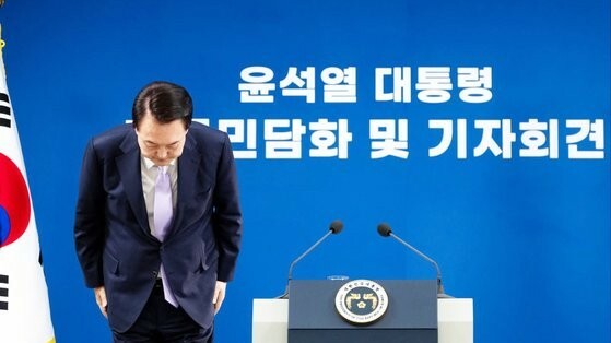 ７日、尹錫悦（ユン・ソクヨル）大統領がソウル竜山区の大統領室のブリーフィング室で、国民向け談話および記者会見を開き、金建希（キム・ゴンヒ）夫人の問題について謝罪しながら頭を下げている。　［写真　大統領室］