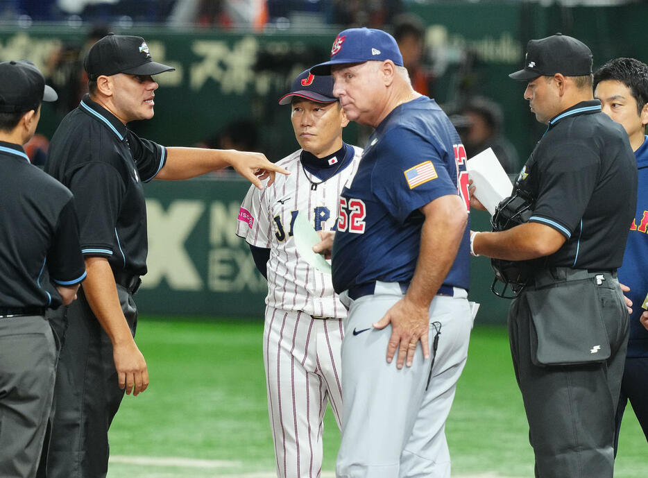 2024年11月21日　日本対米国　試合前、メンバー表交換を行う日本井端監督（中央左）と米国ソーシア監督（撮影・垰建太）