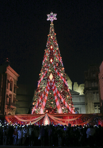 点灯されたクリスマスツリー（１９日午後、大阪市此花区のＵＳＪで）＝前田尚紀撮影