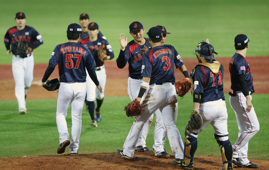 ドミニカ共和国に勝利し、喜ぶ日本代表の選手たち＝１８日、台北