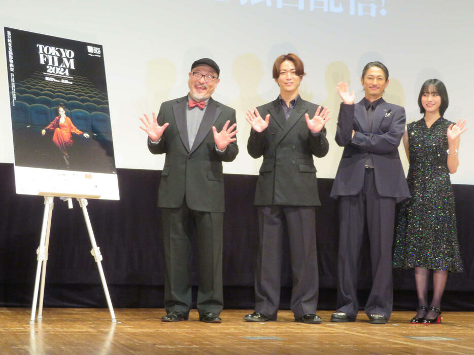 東京国際映画祭TIFFシリーズ部門に出品のDMM TVオリジナルドラマ「外道の歌」ワールドプレミアに登壇した、左から白石晃士監督、KAT－TUN亀梨和也、窪塚洋介、南沙良（撮影・村上幸将）