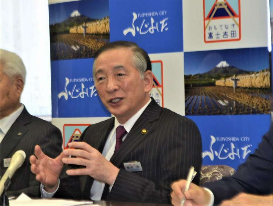 定例会見で、富士山登山鉄道構想は「実現不可能」と語る山梨・富士吉田市の堀内茂市長＝8日、山梨県富士吉田市（平尾孝撮影）