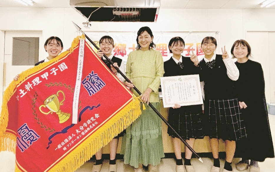 総合優勝した国東高の生徒と特別審査委員長を務めた財前直見さん（左から3人目）＝大分市金池南のJCOMホルトホール大分