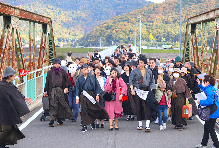 金田一耕助らに扮し、旧川辺橋を歩く参加者