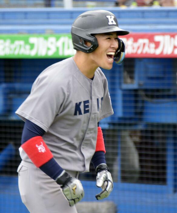 東京六大学野球リーグの早大戦1回戦で笑顔を見せる慶大・清原＝神宮