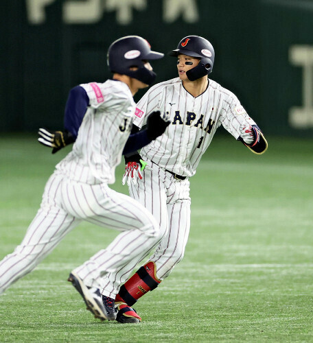 ４回無死１塁、中飛に倒れた森下（左は１塁走者・辰己）（２４日）＝後藤嘉信撮影